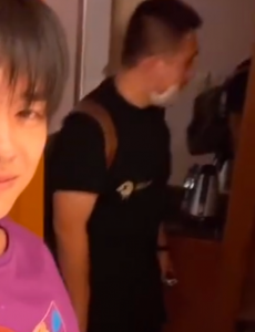 易烊千玺偷拍胖虎，偷拍失败后假装自拍好可爱！