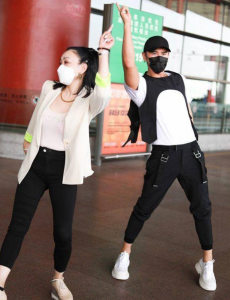 钟丽缇机场教大叔跳无价之姐，连大爷都紧随潮流，今日你跳了没有？