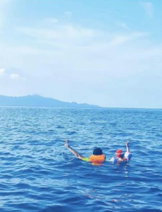 周杰伦带女儿游泳，画面很温馨