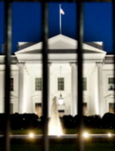 记者团成员撤出白宫，抗议者在白宫外建黑宫自治区