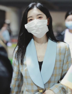 鞠婧祎口罩，显脸超小