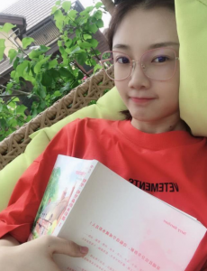 苗苗挺孕肚陪郑恺打球，还用手机拍下丈夫酷帅的投球