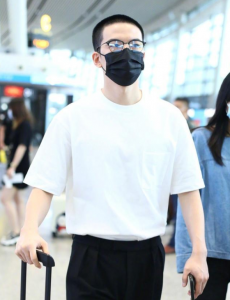 仝卓风波后首现身，知错就改便是好事儿