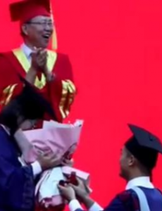 毕业典礼男生冲上台向女友求婚,校领导乐开了花