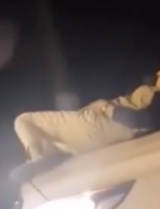 女子躺行驶轿车引擎盖上兜风，罚款100，记两分