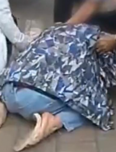 逃犯被押解途中对父母跪地痛哭，早点认错多好