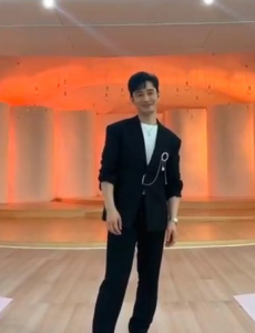 黄晓明跳无价之姐，虽然动作僵硬但自信满满