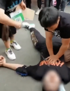 医生跪地救人眼镜都甩飞了，医者仁心