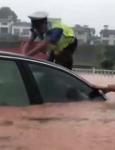 湖北宜昌暴雨，出行注意安全