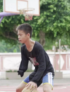 篮球少年张家城2年练坏7双球鞋，令人难忘的是他是一个独臂的青少年