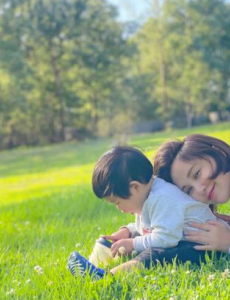 张歆艺儿子给金晨打call，“晨晨子，我们全家都娉克你的”