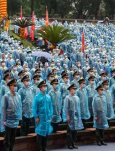 重庆大学校长致辞只说了标题，因2000多名大学毕业生披着雨衣，真相了