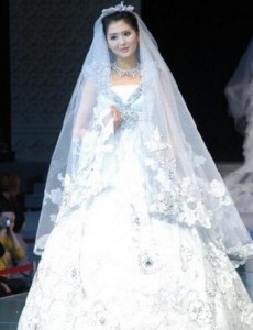 世界上最重的婚纱有哪些 揭秘极致奢华的英国新娘的婚纱127斤