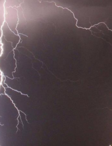 印度3名村民遭雷击后被埋入牛粪治疗，另外一名还在接受治疗