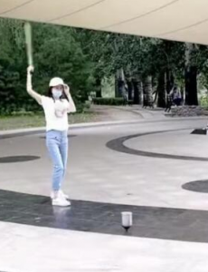 章泽天感慨生活不易，抽陀螺画面莫名感到好笑