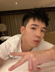 仝卓 我会学习先做一个对的人，因为这件事仝卓的事业遭受到了巨大打击