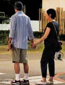 李宗盛与小27岁娇妻逛古董店，懂得了怎样维护一段感情