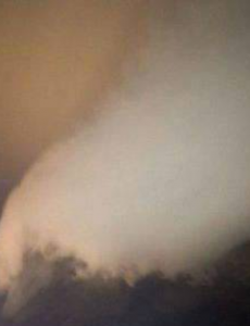 美国出现巨型圆盘状陆架云，楔形弧线云