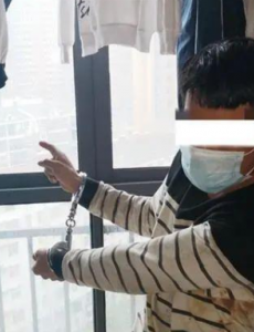 男子凌晨徒手爬15楼盗窃睡着2次，凌晨高攀入户