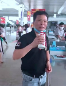 带茅台过安检被拒一饮而尽，扔了太可惜