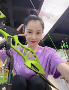 陈小纭 大师让我多穿绿色，于小彤否认分手2天